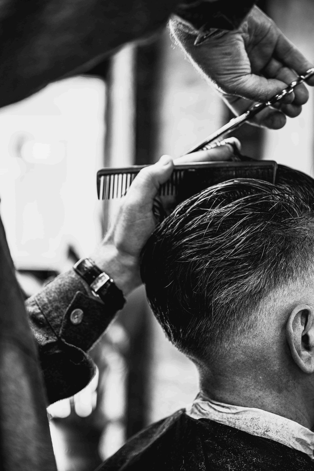 Haarschnitt mit Schere und Kamm im Makosan Haarstudio Regensburg
